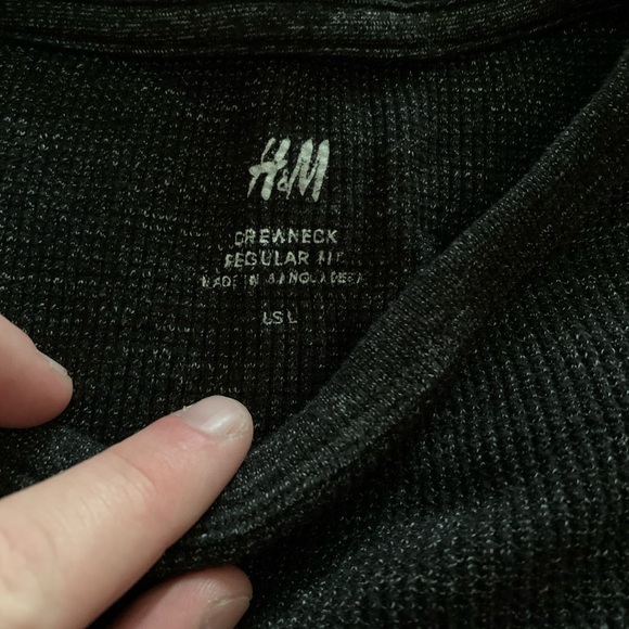 H&M Grey Sweater Thermal Large EUC Cool Design! - Picture 3 of 3